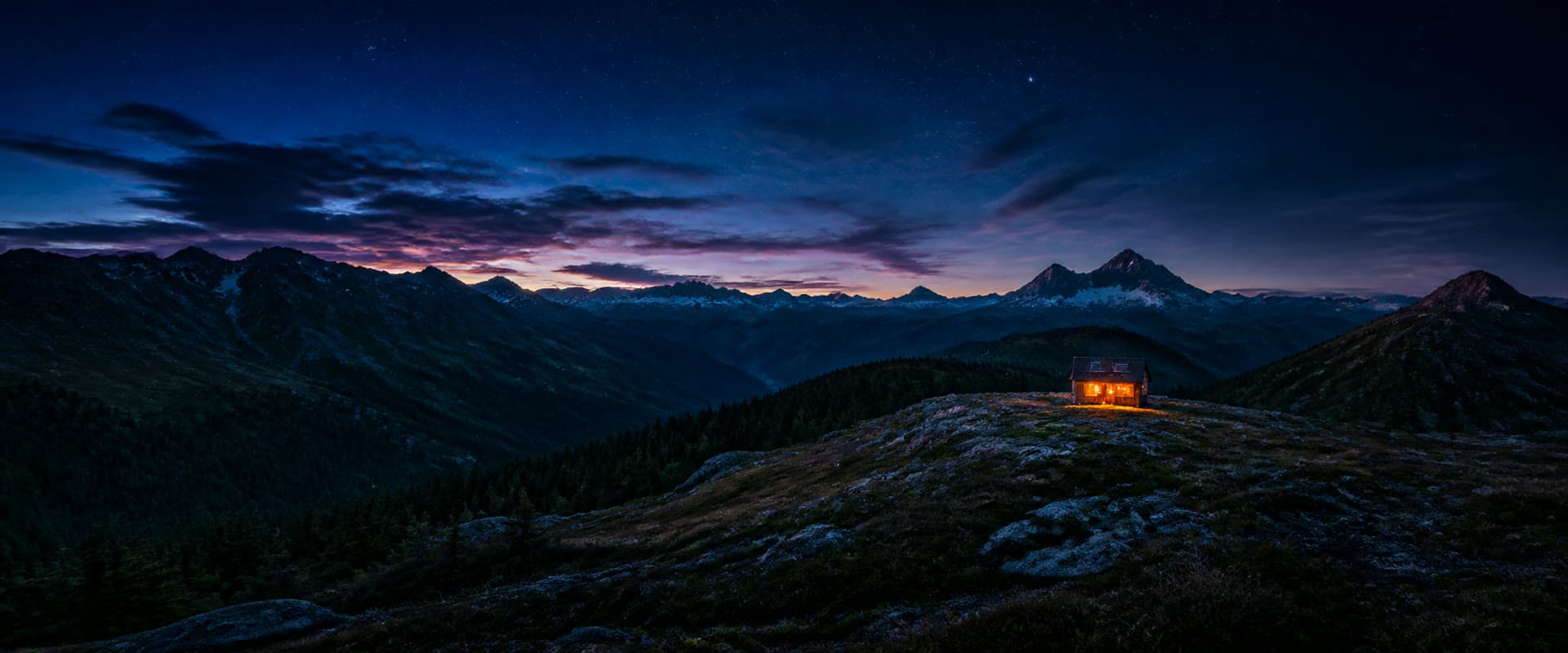 STRAVIK achtergrond — off-grid natuur en cabin